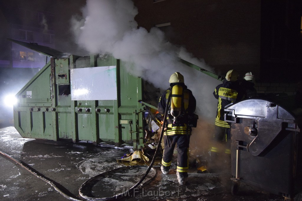 Feuer Papp Presscontainer Koeln Hoehenberg Bochumerstr P229.JPG - Miklos Laubert